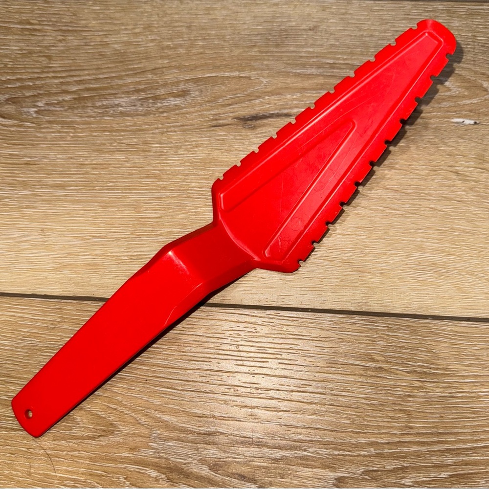 Tupperware‎ Red Cut N Serve Serated Cake & Pie Serving Spatula #1228